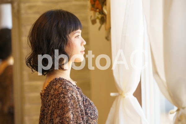 横向きの女性のポートレート 横向きの女性のポートレートの写真