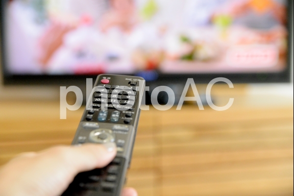 テレビとリモコン、おうち時間イメージ テレビとリモコン、おうち時間イメージの写真