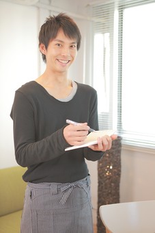 カフェの店員5 カフェ 喫茶店 コーヒーショップ パーラー 茶房 カフェテリア 飲食店 レストラン 人物 男性 男子 若い 若者 店員 スタッフ 従業員 職員 仕事 労働 バイト 社員 フリーター 注文 オーダー 会話 日本人 mdjm008