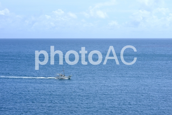 海と漁船 海と漁船の写真