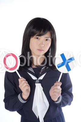 ○と×の札を持つ女子高生1 ○と×の札を持つ女子高生1の写真