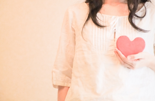日常-ハートのオブジェを持つ女性 若い 人物 白バック 女性 信頼 ライフスタイル 美容 健康 フレッシュ 明るい 夏 喜び 嬉しい 恋人 朝 合わせる 友達 コミュニケーション 喜ぶ コピースペース ハート 愛 好き 春 ピンク 綺麗 白 愛情 友人 恋愛 可愛い ベージュ 伝える 信用 ふんわり 光 友情 優しい 幸福 希望 掴む 乗せる 医療 雑貨 片手 胸元 心臓 清潔 爽やか 柔らかい マーク 乙女 オブジェ 穏やか 早朝 重ねる 秋 手の平 美しい 一人 イメージ 象徴 モチーフ 平和 クラフト 福祉 ケア ハンドメイド 小物 ピュア 幸せ 幸運 告白 純白 恋 ソフト 涼しい 清楚 ロマンティック バストアップ 包む ストレス 護る 恵み 右寄り 左手 ロマンチック ロマン 真っ白 奇跡 半袖 純粋 心 ハッピー 家族愛 左 胸 ラッキー 守る 優しさ 親切 片思い 清純 女性的 思いやり 恋心 スレンダー 想い 愛してる 思い 平穏 精神 当てる 柔らか 大好き 信じる 最高 乙女チック 精神科 親愛 左胸 心身