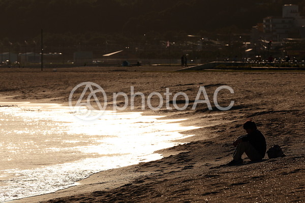 砂浜に座る人 砂浜に座る人の写真