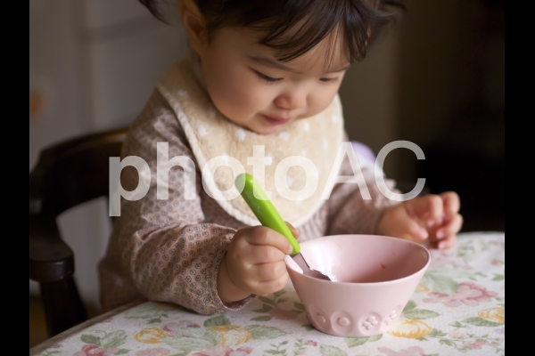 子どもの食事風景 子どもの食事風景の写真
