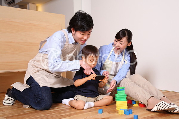 携帯を見る家族1 携帯を見る家族1の写真