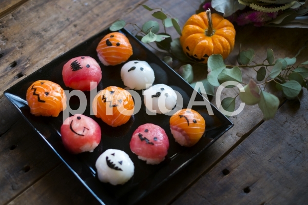 ハロウィンの手まり寿司_カボチャ_ユーカリ ハロウィンの手まり寿司_カボチャ_ユーカリの写真