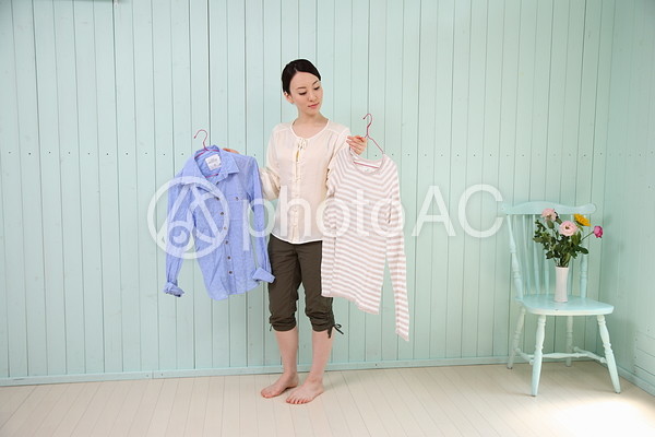 洋服を持った女性3 洋服を持った女性3の写真