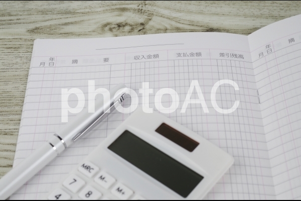 家計簿と電卓 家計簿と電卓の写真