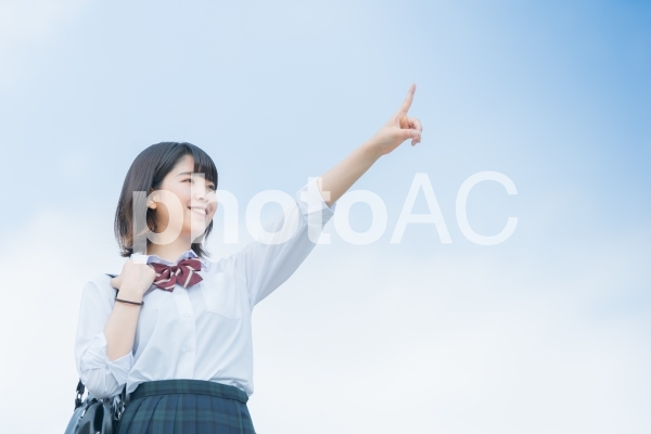空を指差す女子校生 空を指差す女子校生の写真