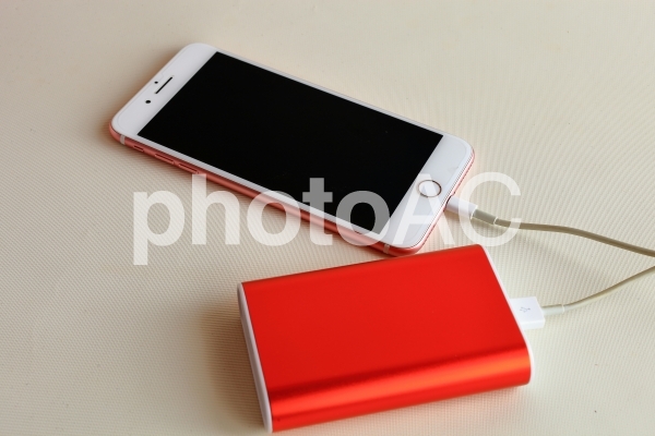 スマートフォン 充電 モバイルバッテリー スマートフォン 充電 モバイルバッテリーの写真