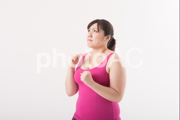 やる気ポーズをする女性1 やる気ポーズをする女性1の写真