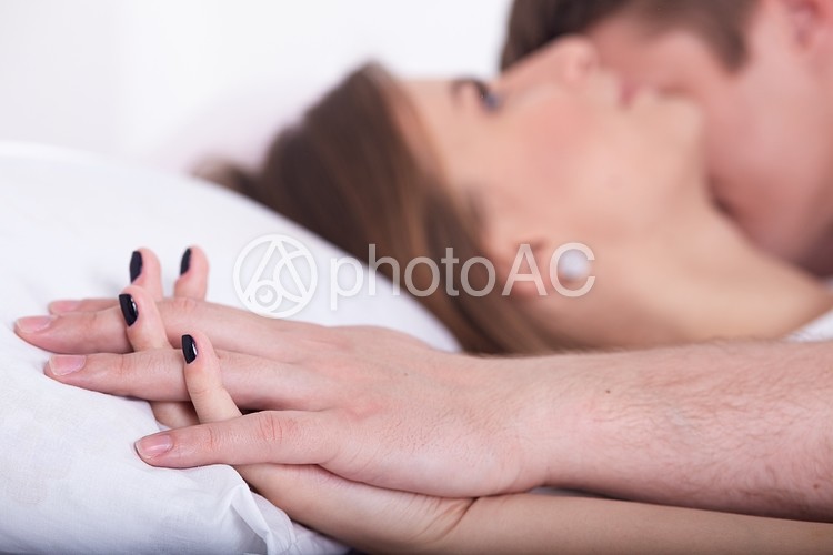 手を重ねるベッドの中のカップル No 写真素材なら 写真ac 無料 フリー ダウンロードok