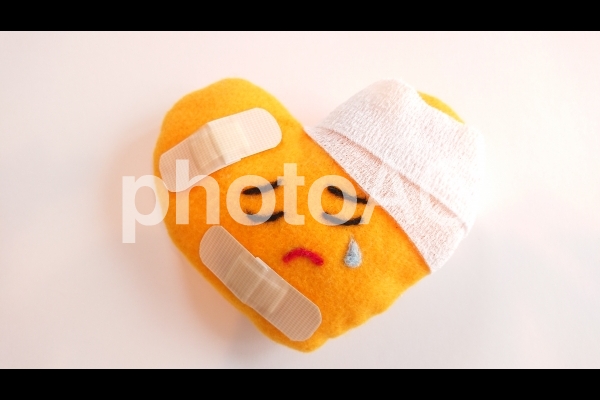 ハート 包帯 絆創膏 ハート 包帯 絆創膏の写真