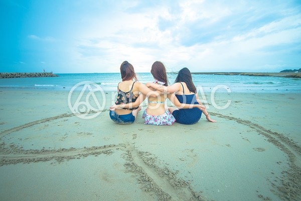 海で友人と3 海で友人と3の写真