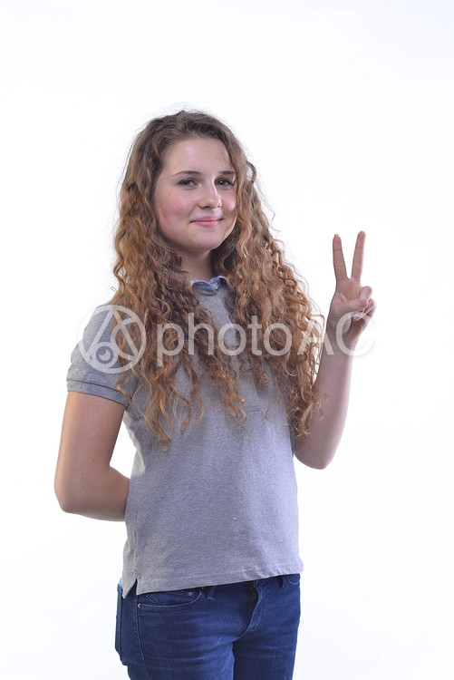 ピースサインする外国人女性4 No 写真素材なら 写真ac 無料 フリー ダウンロードok