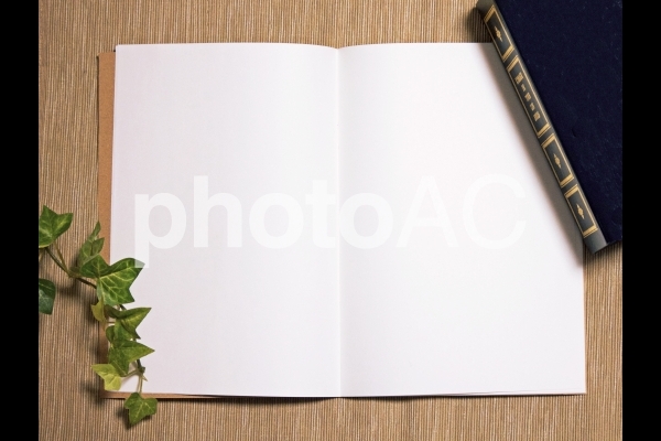机の上の辞書とノートフレーム 机の上の辞書とノートフレームの写真