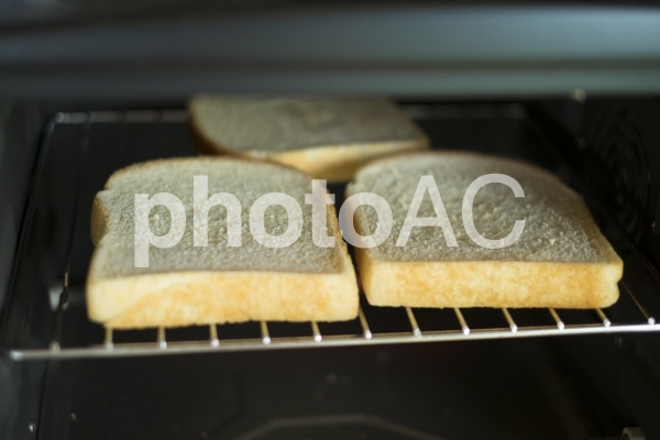 パンを焼く パンを焼くの写真