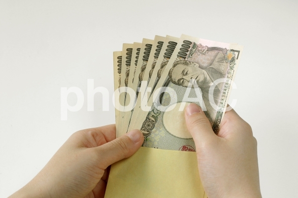 紙幣を取り出す手 紙幣を取り出す手の写真