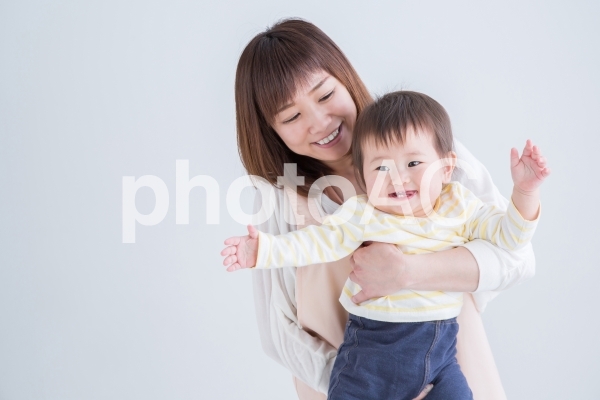 エプロン姿の女性と赤ちゃん エプロン姿の女性と赤ちゃんの写真