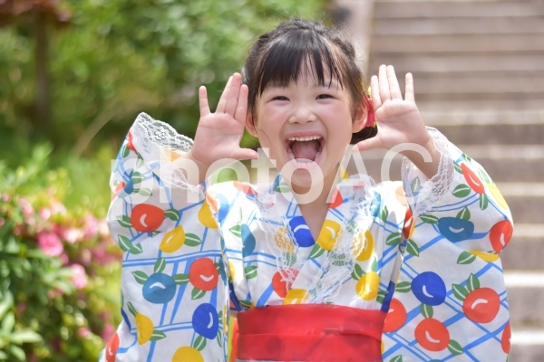 浴衣を着る女の子 浴衣を着る女の子の写真