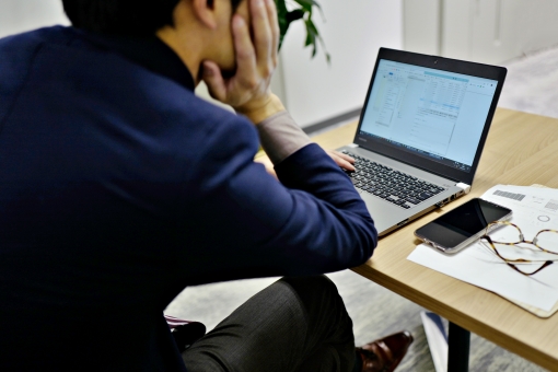考察する男性 サラリーマン ビジネスシーン 金融, 計算マネー, ローン, 節約, 支出, 予算, 家計, 見積り, コスト, 費用, 投資, 税金, 収支, 経費, 税理士, 見積もり, ファイナンス, 原価, 原価計算, マーケティング 会社員,ビ 考察する男性 サラリーマン ビジネスシーン 金融, 計算マネー, ローン, 節約, 支出, 予算, 家計, 見積り, コスト, 費用, 投資, 税金, 収支, 経費, 税理士, 見積もり, ファイナンス, 原価, 原価計算, マーケティング 会社員,ビの写真