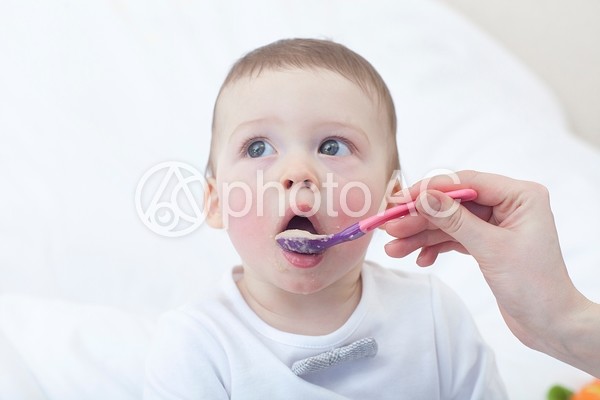 食事をする赤ちゃん 食事をする赤ちゃんの写真