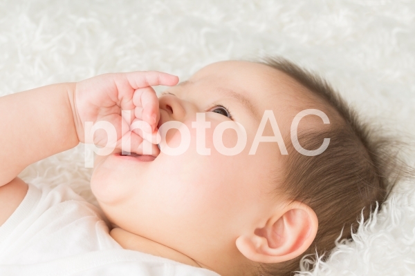 指しゃぶりする赤ちゃん 指しゃぶりする赤ちゃんの写真