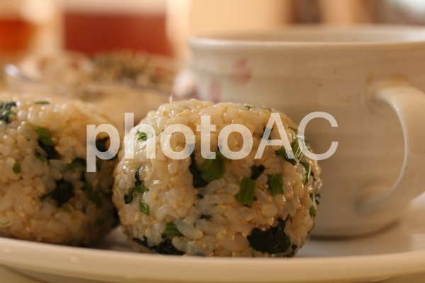 からし菜の漬物混ぜ込み玄米おにぎり からし菜の漬物混ぜ込み玄米おにぎりの写真