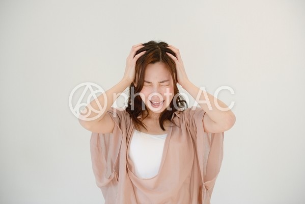 頭を抱える女性3 頭を抱える女性3の写真