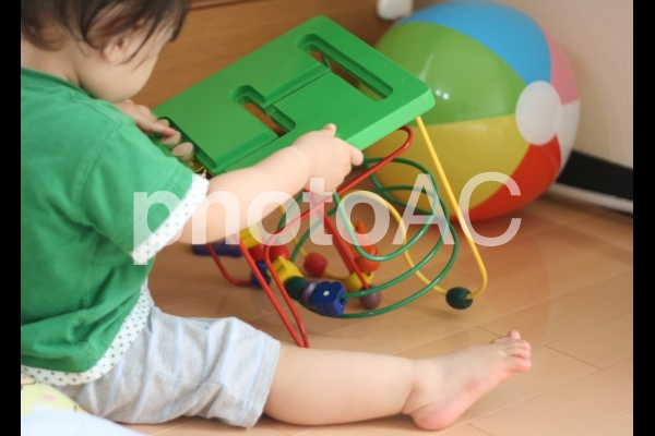 おもちゃで遊ぶ幼児 おもちゃで遊ぶ幼児の写真