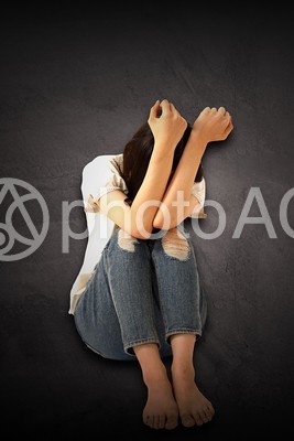 怯える女性 怯える女性の写真