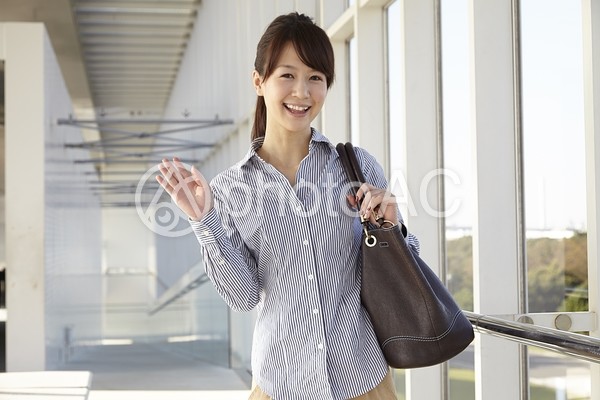鞄を持つ日本人OL2 鞄を持つ日本人OL2の写真