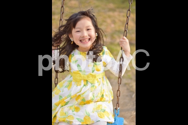 ブランコに乗る女の子 ブランコに乗る女の子の写真