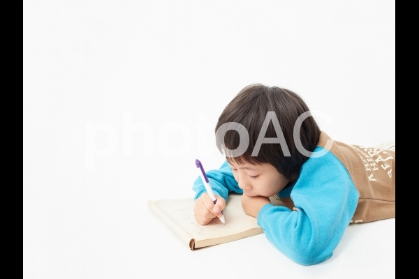 白背景の小学生・勉強する 白背景の小学生・勉強するの写真
