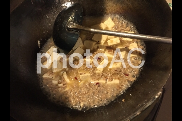 調理中の麻婆豆腐 調理中の麻婆豆腐の写真