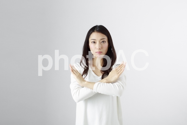×を表す日本人女性2 ×を表す日本人女性2の写真