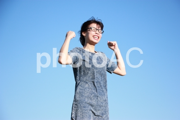 ガッツポーズする女性 No 写真素材なら 写真ac 無料 フリー ダウンロードok