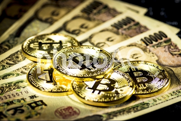 ビットコインと一万円札 ビットコインと一万円札の写真