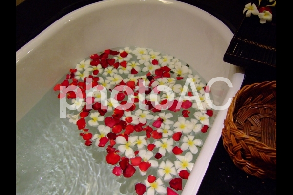 花を浮かべてバスタイム02 花を浮かべてバスタイム02の写真