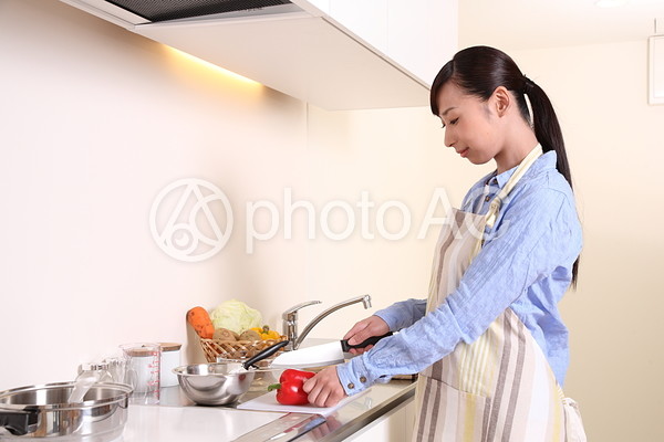料理をする女性1 料理をする女性1の写真