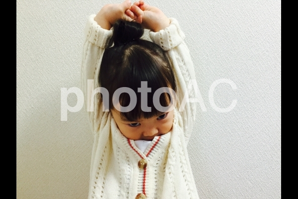 伸びをする女の子 伸びをする女の子の写真