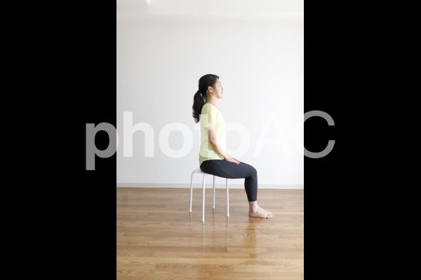 ストレッチ運動をする女性 ストレッチ運動をする女性の写真