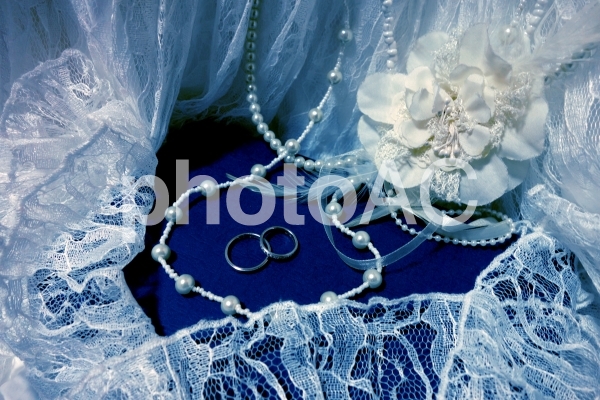 結婚指輪 レースとコサージュネックレス 結婚指輪 レースとコサージュネックレスの写真
