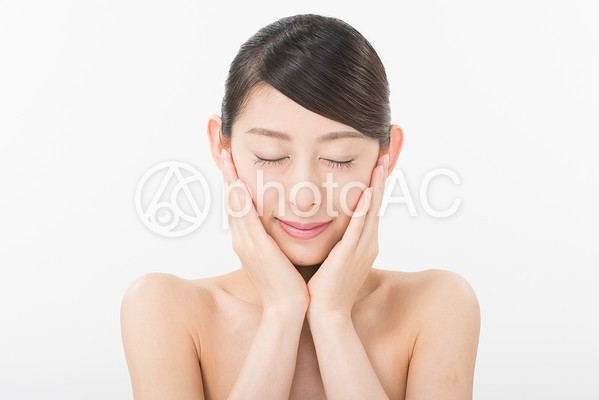 目を閉じ両手を頬によせる女性1 目を閉じ両手を頬によせる女性1の写真