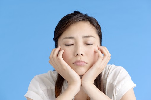 顎に手を当てるイラスト 無料イラストなら イラストac