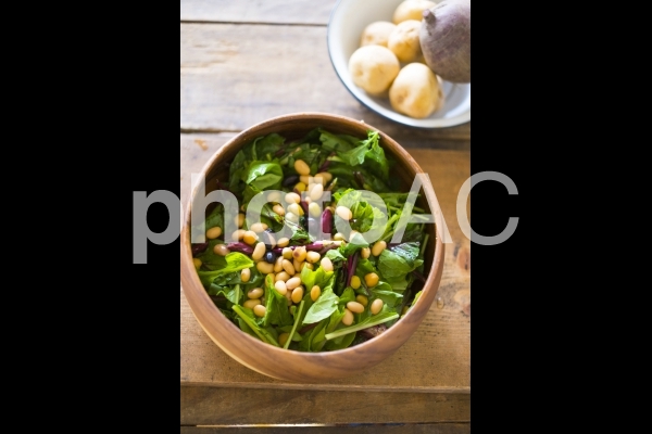葉物野菜と豆のサラダ 葉物野菜と豆のサラダの写真
