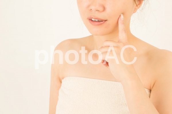 悩みを抱える女性 悩みを抱える女性の写真