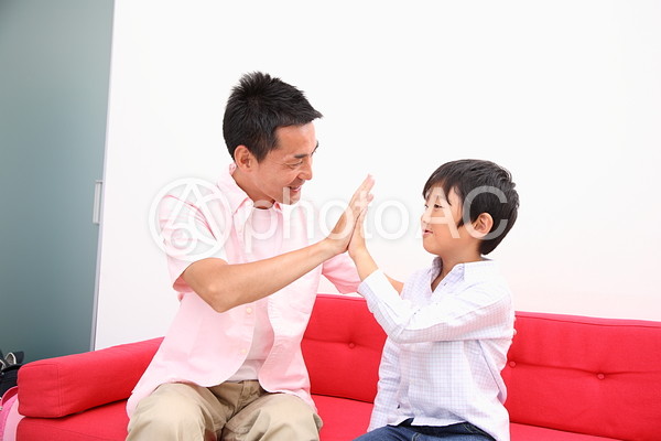 手を合わす親子1 手を合わす親子1の写真