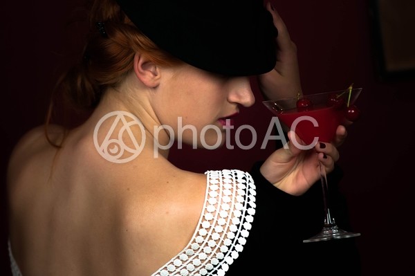 一人でカクテルを飲む外国人女性4 一人でカクテルを飲む外国人女性4の写真