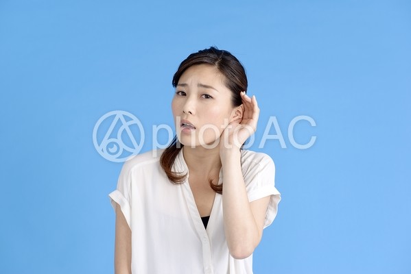 聞き返す女性 聞き返す女性の写真